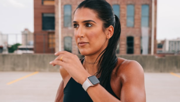 Mulher morena correndo